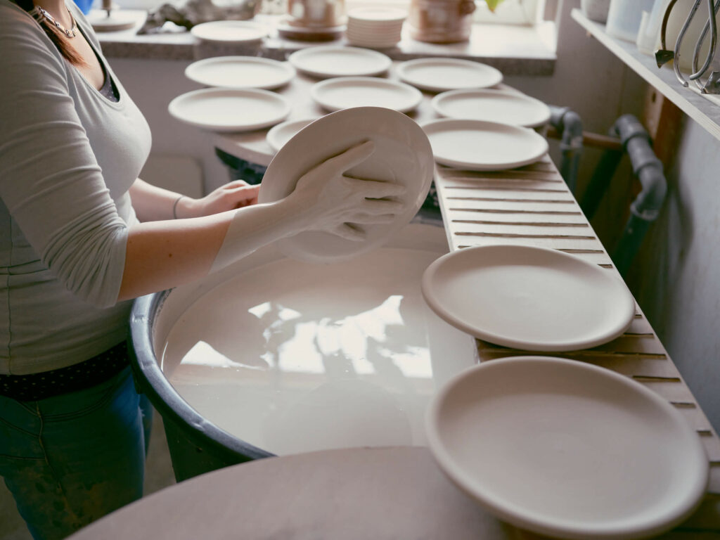 Spülmaschinentaugliches Steinzeug-Keramik von REH (GERMANY). Jede Keramik wird von Hand gedreht, glasiert und so heiß wie Porzellan gebrannt.