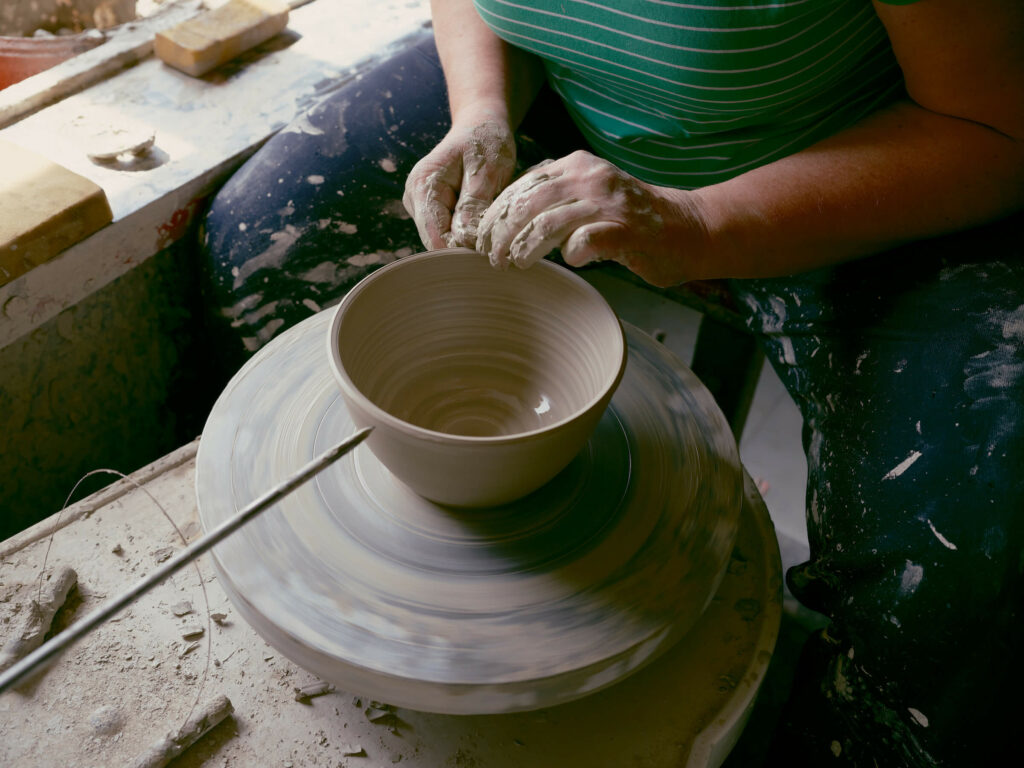 Traditionelle Steinzeug Keramik mit modernem, puristischem Design von REH (GERMANY). Handgedreht in Deutschland, mit spülmaschinentauglicher Qualität.