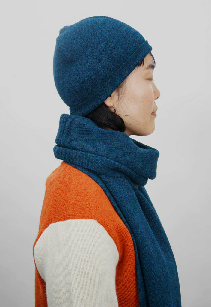 Yanagi Strickmütze Alpaka mit passendem Schal für Frauen aus petrolfarbenen Alpakagarnen.