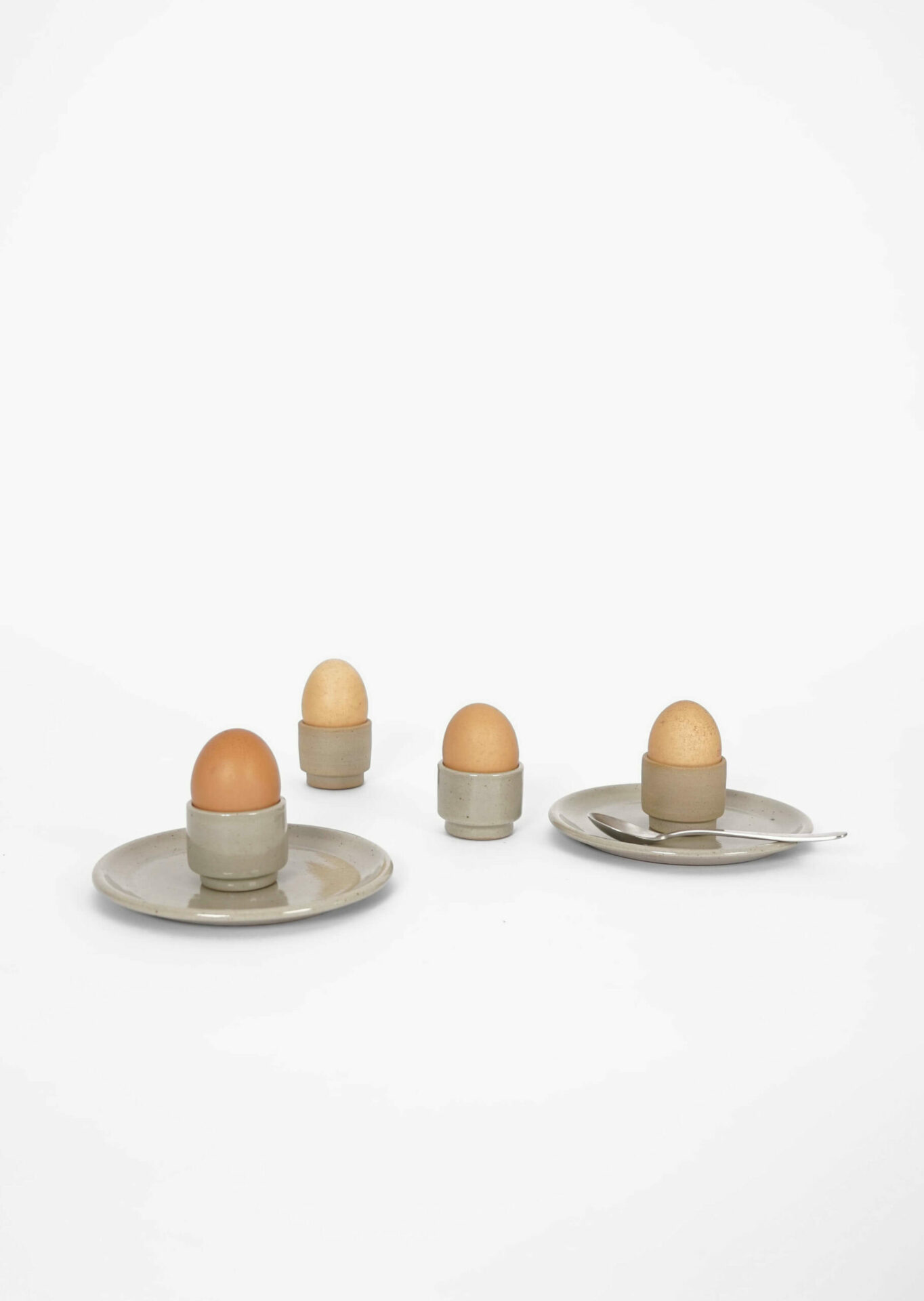 Minimalistische Graue Eierbecher aus Steinzeug Keramik von R.EH. Handgedrehtes Keramik Kunsthandwerk aus Deutschland