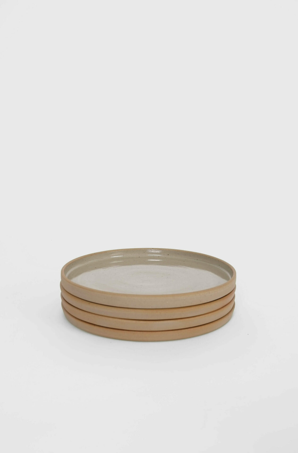 High-rim gourmet plate with Unglazed / Glazed Grey finish and a diameter of 22cm. Handmade, genuine stoneware, signatured and designed by REH (GERMANY) based in Berlin.