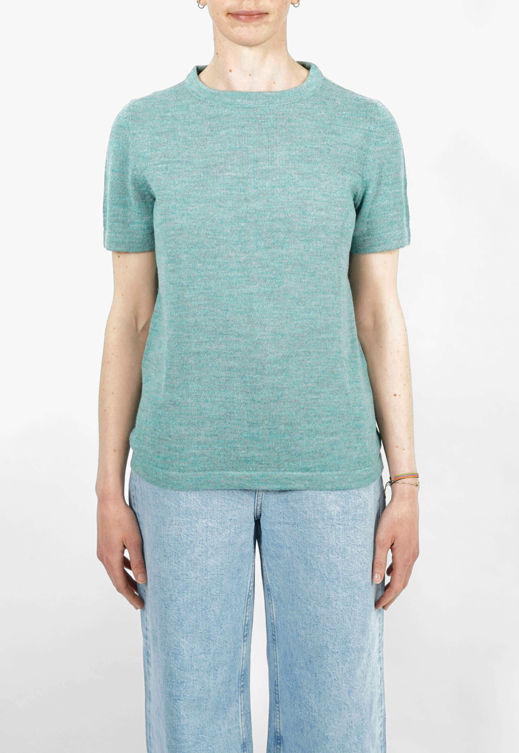 »Aqua«, ein hochwertiger Designer-Kurzarm-Pullover für Frauen, der Teil der ersten Feinstrick-Kollektion von REH (GERMANY) ist.