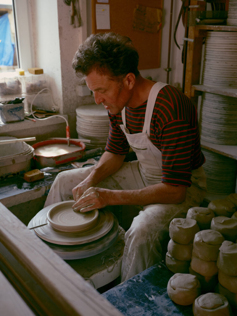 Thomas dreht einen REH (GERMANY) Steinzeug Keramik Teller von Hand