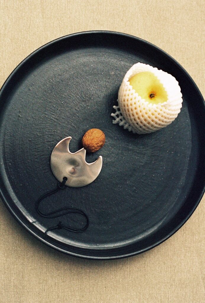 REH (Germany) Brutal Schwarze Keramik-Tellerschale aus Steinzeug mit Edelstahl Nussöffner von Mono – Hergestellt in Deutschland